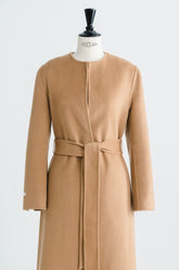 Manteau long en cachemire ceinturé au design minimaliste sans col et à la silhouette épurée